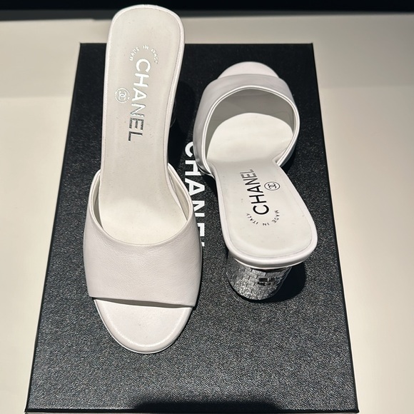 BRAND NEW NEVER WORN Chanel white leather mules with decorative heel! - Picture 2 of 11